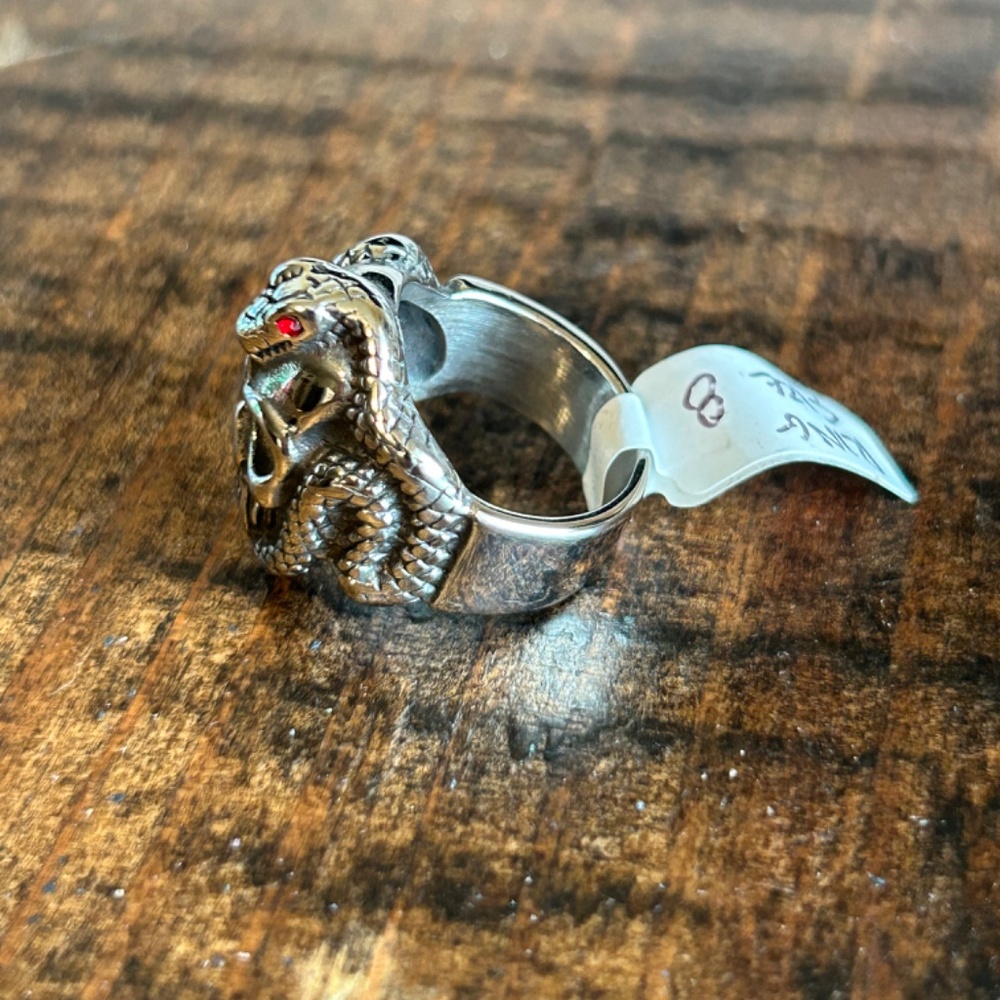Men's Skull Ring Size 8 - Picture 2 of 3